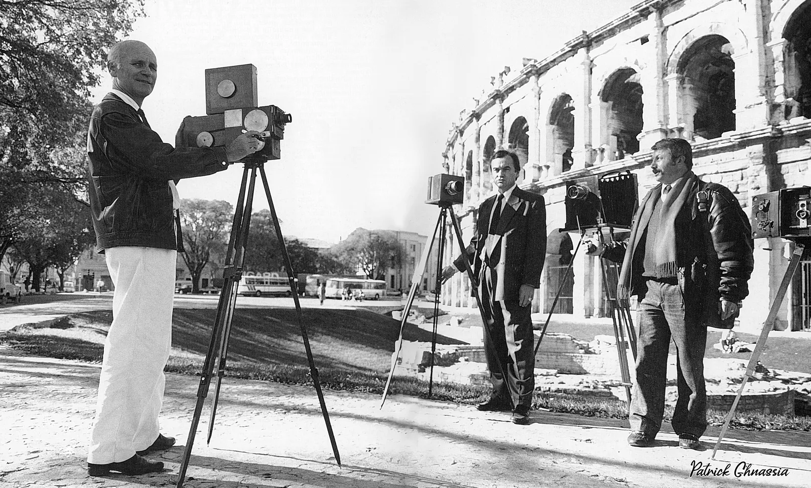 Club Niépce Daguerre devant les Arènes de Nîmes, 1989 — Photo Patrick Ghnassïa · Katar Press